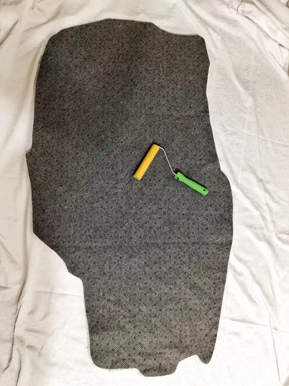 Фото этапа "Обработка задника" для ковра: Тафтинговый ковёр с машиной Лада Нива — процесс изготовления ковра ручной работы