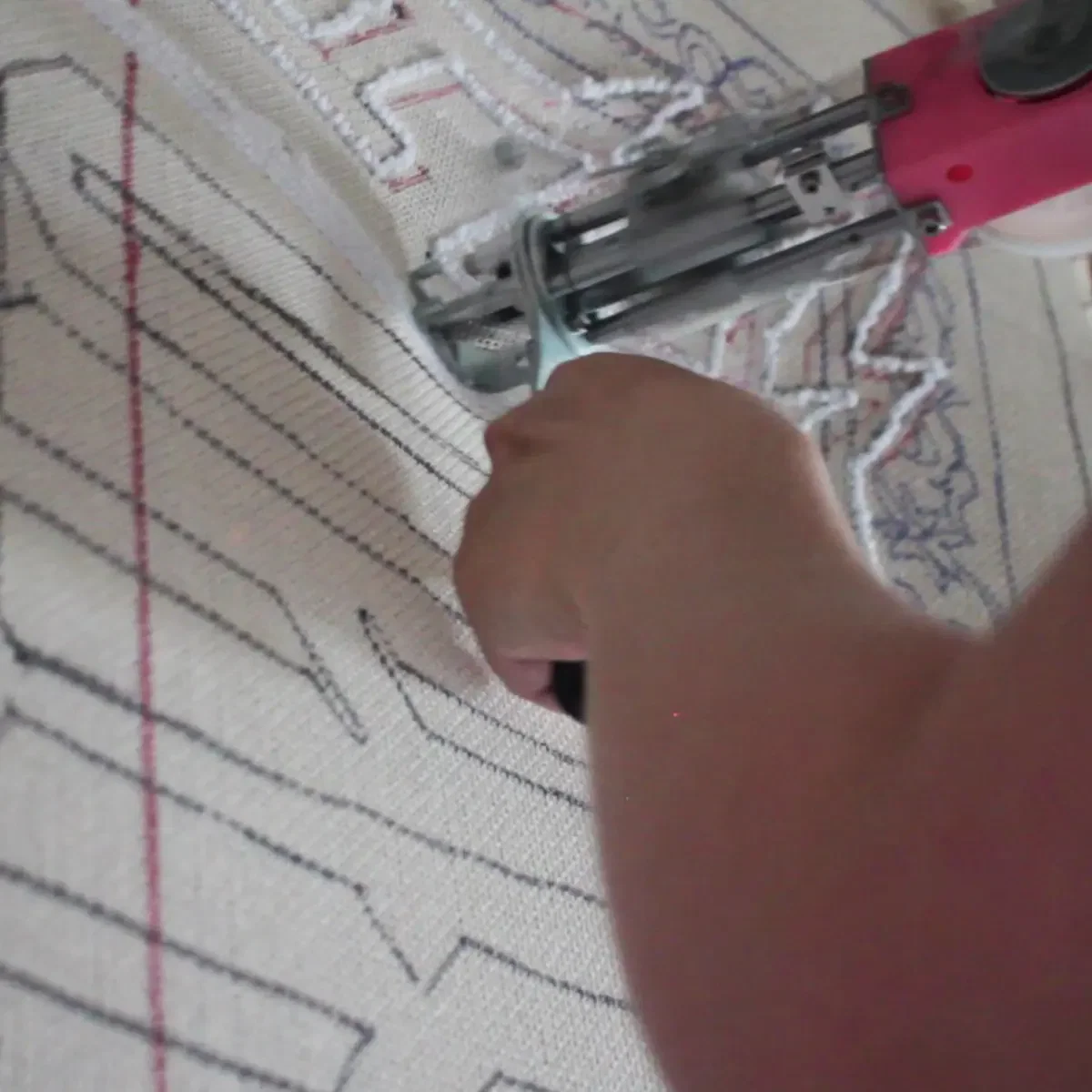 Фото этапа "Тестовая забивка ворса" для ковра: Тафтинговый ковер на заказ: процесс изготовления ковра с советским орнаментом и логотипом