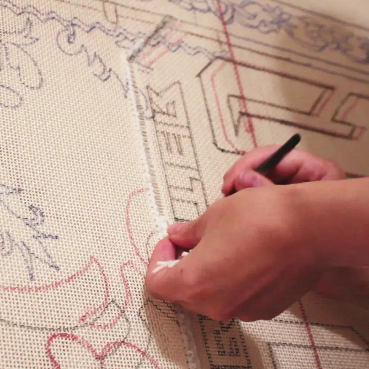 Фото этапа "Тестовая забивка ворса" для ковра: Тафтинговый ковер на заказ: процесс изготовления ковра с советским орнаментом и логотипом