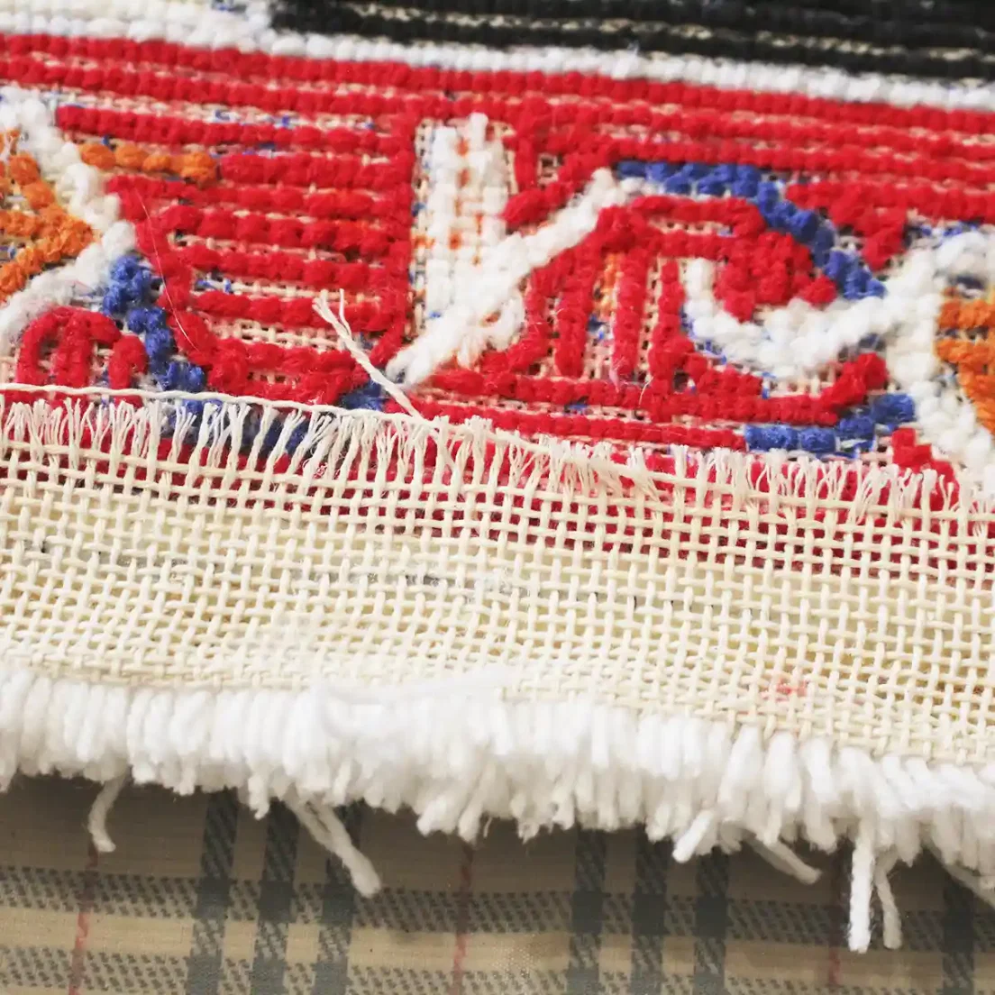 Фото этапа "Обработка задника" для ковра: Тафтинговый ковер на заказ: процесс изготовления ковра с советским орнаментом и логотипом