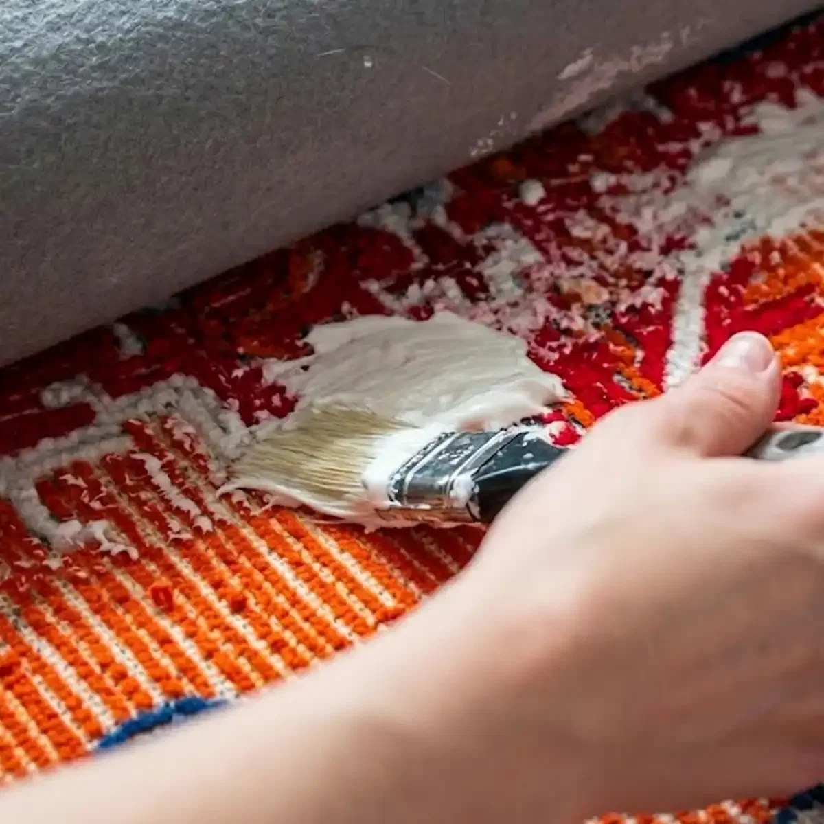 Фото этапа "Обработка задника" для ковра: Тафтинговый ковер на заказ: процесс изготовления ковра с советским орнаментом и логотипом