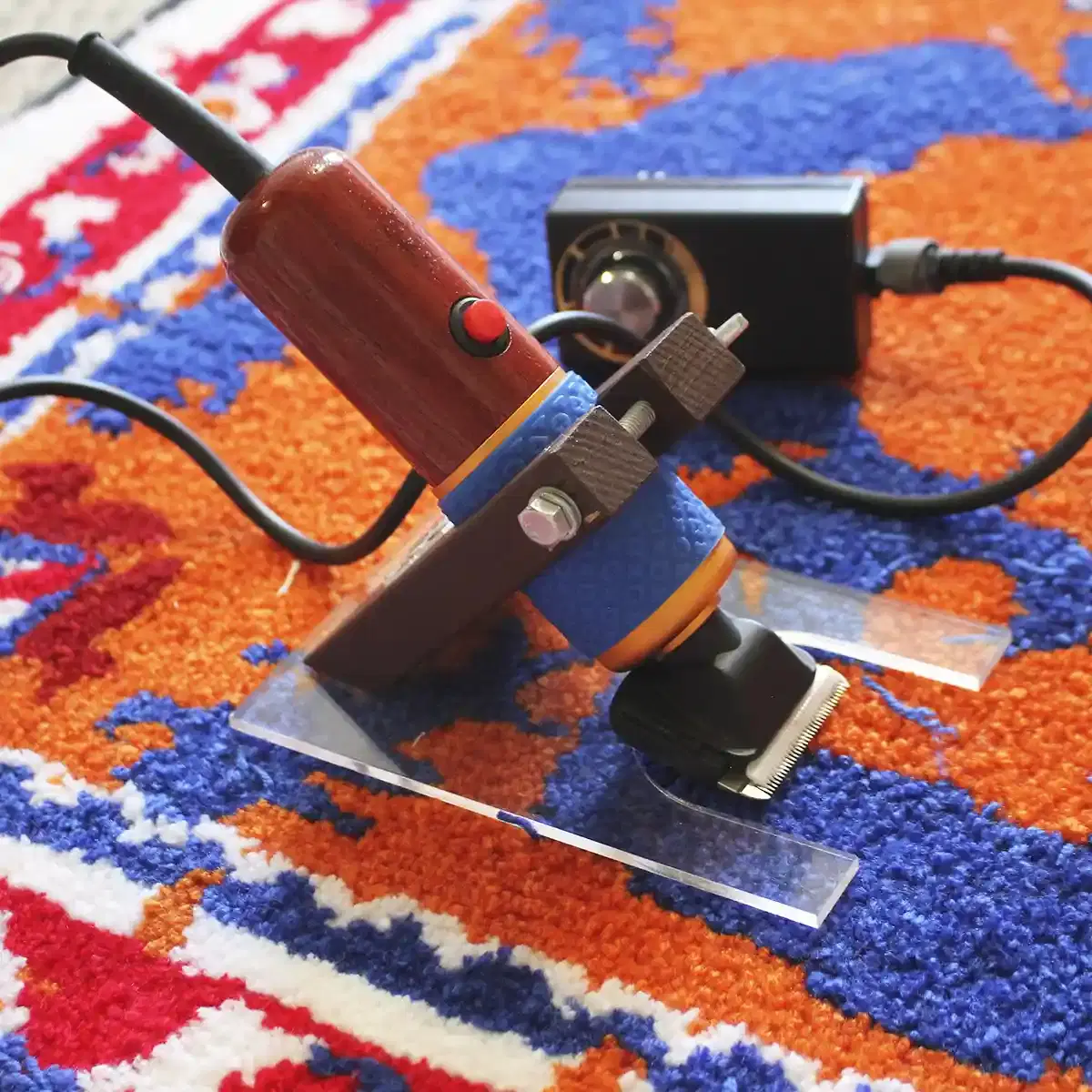 Фото этапа "Стрижка ворса" для ковра: Тафтинговый ковер на заказ: процесс изготовления ковра с советским орнаментом и логотипом