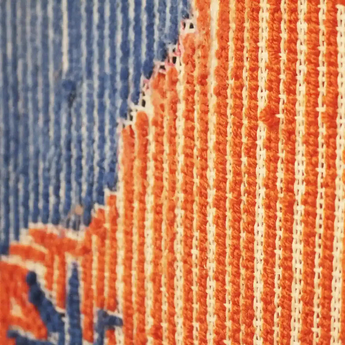 Фото этапа "Забивка ворсом" для ковра: Тафтинговый ковер на заказ: процесс изготовления ковра с советским орнаментом и логотипом