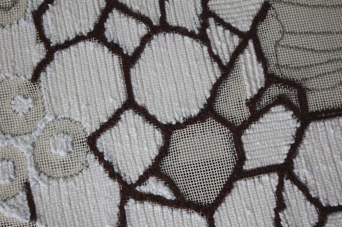 Фото этапа "Забивка ворсом" для ковра: Тафтинг ковёр для ванной с 3D рельефом камней и раковины — изготовление ковров на заказ