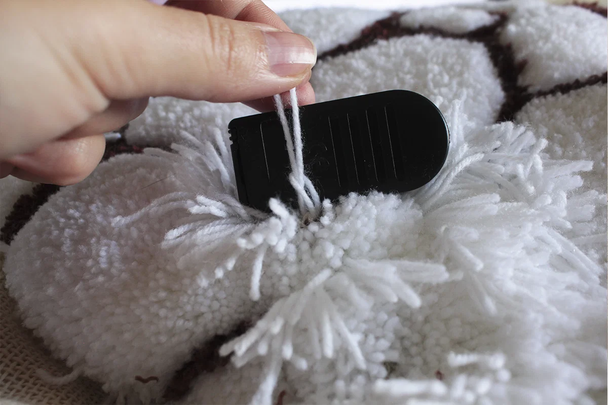 Фото этапа "Забивка ворсом" для ковра: Тафтинг ковёр для ванной с 3D рельефом камней и раковины — изготовление ковров на заказ