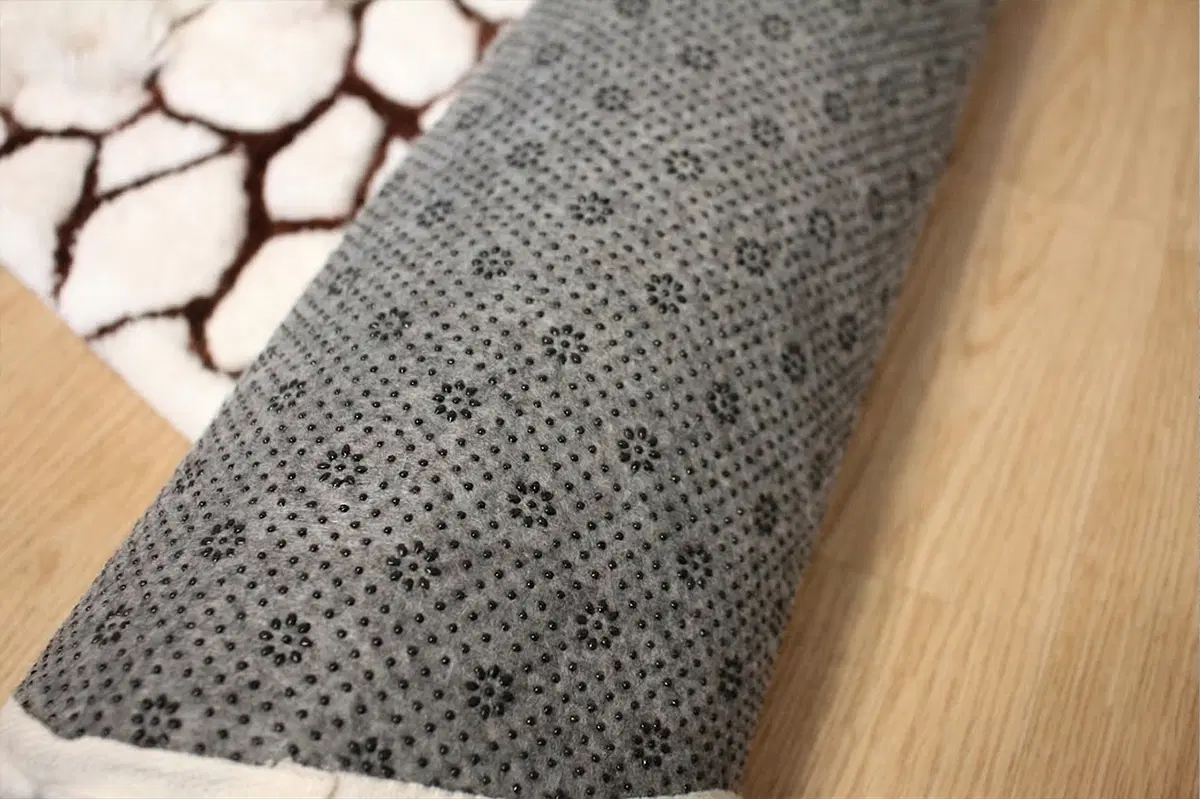 Фото этапа "Обработка задника" для ковра: Тафтинг ковёр для ванной с 3D рельефом камней и раковины — изготовление ковров на заказ