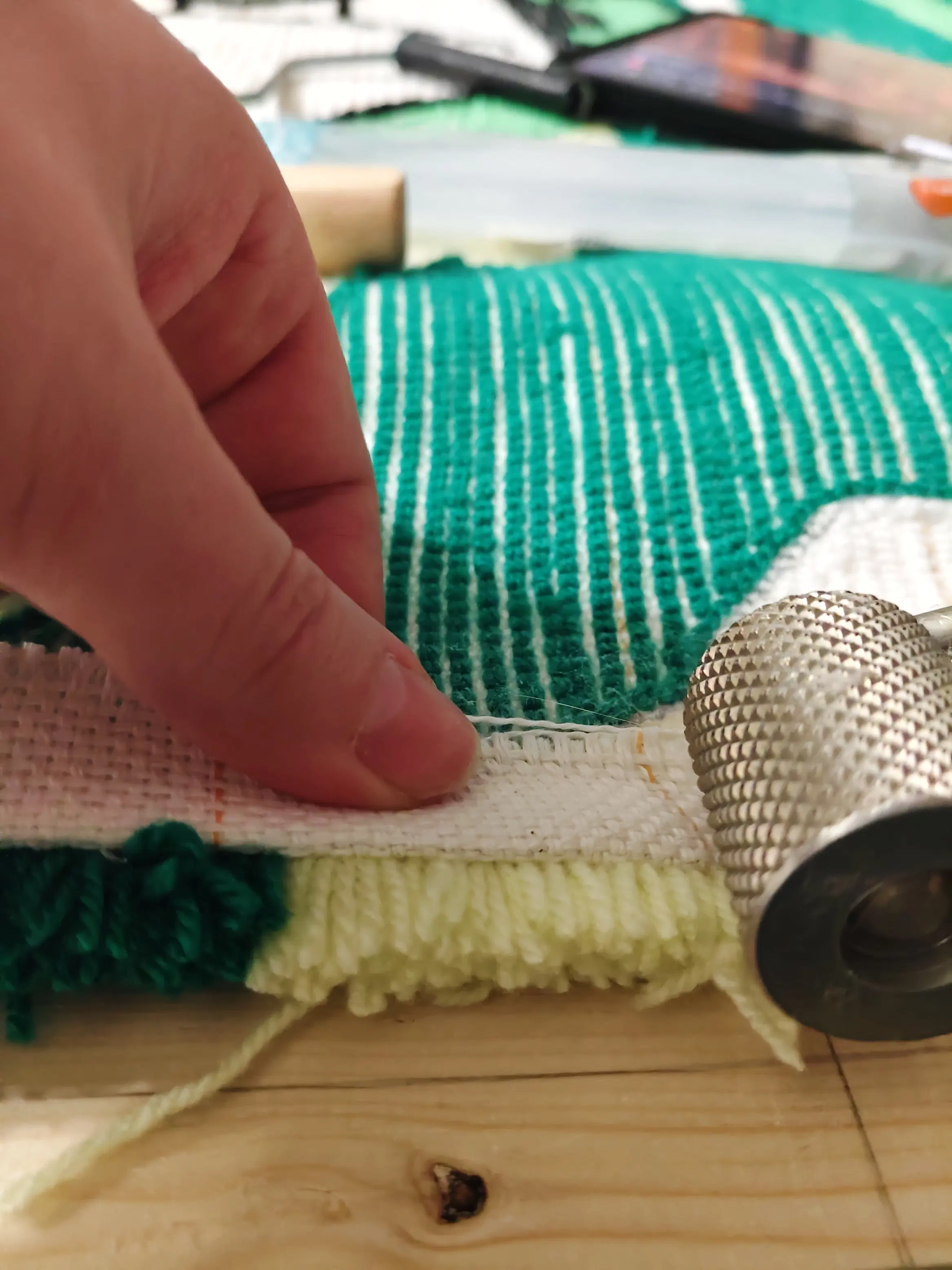 Фото этапа "Обработка задника" для ковра: Изготовление тафтингового ковра на заказ: кейс ковра с Риком и Морти