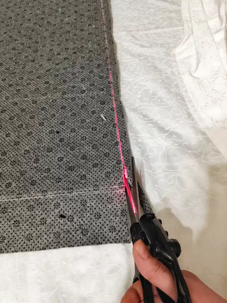 Фото этапа "Обработка задника" для ковра: Изготовление тафтингового ковра на заказ: кейс ковра с Риком и Морти