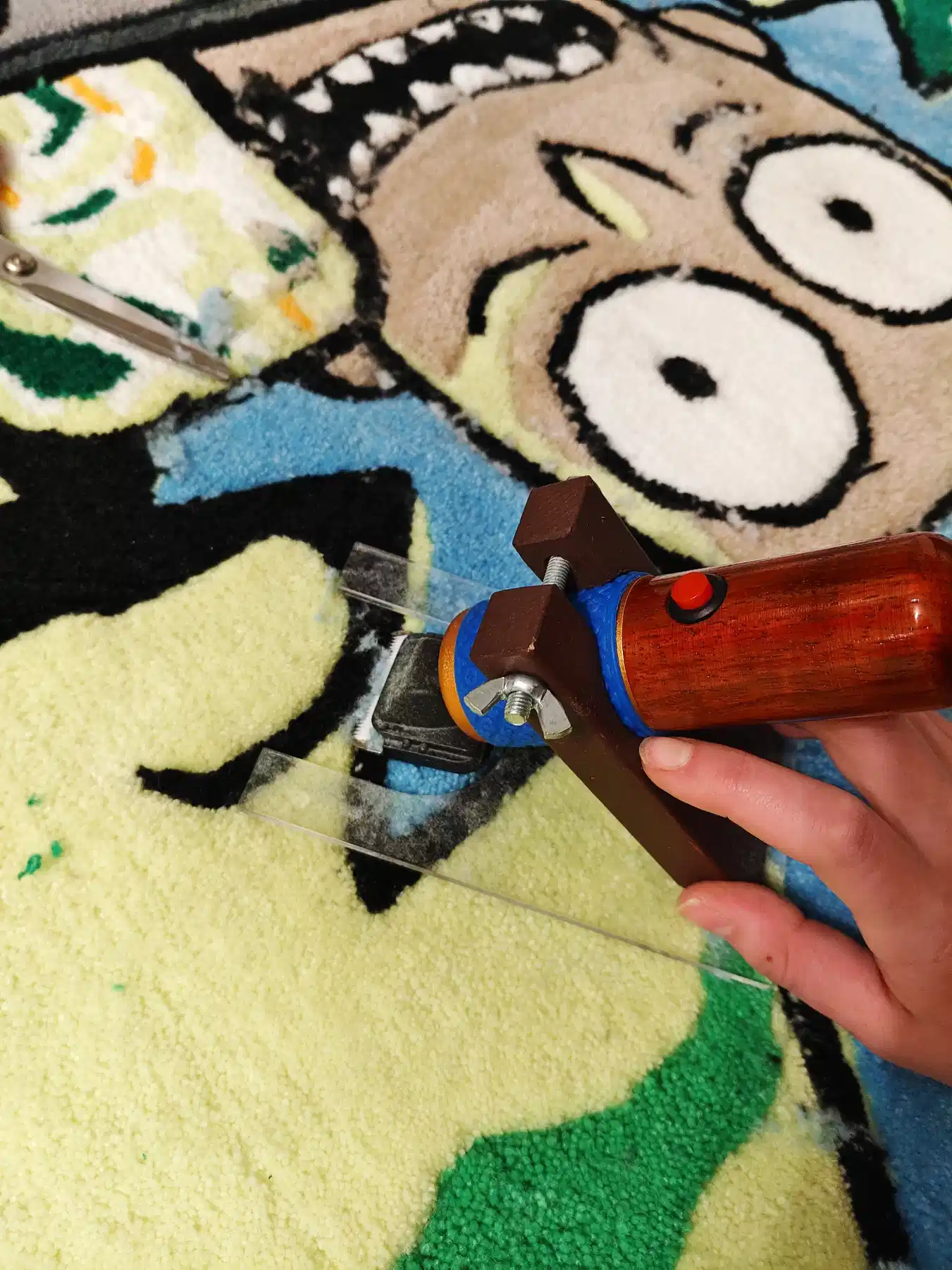 Фото этапа "Стрижка ворса" для ковра: Изготовление тафтингового ковра на заказ: кейс ковра с Риком и Морти