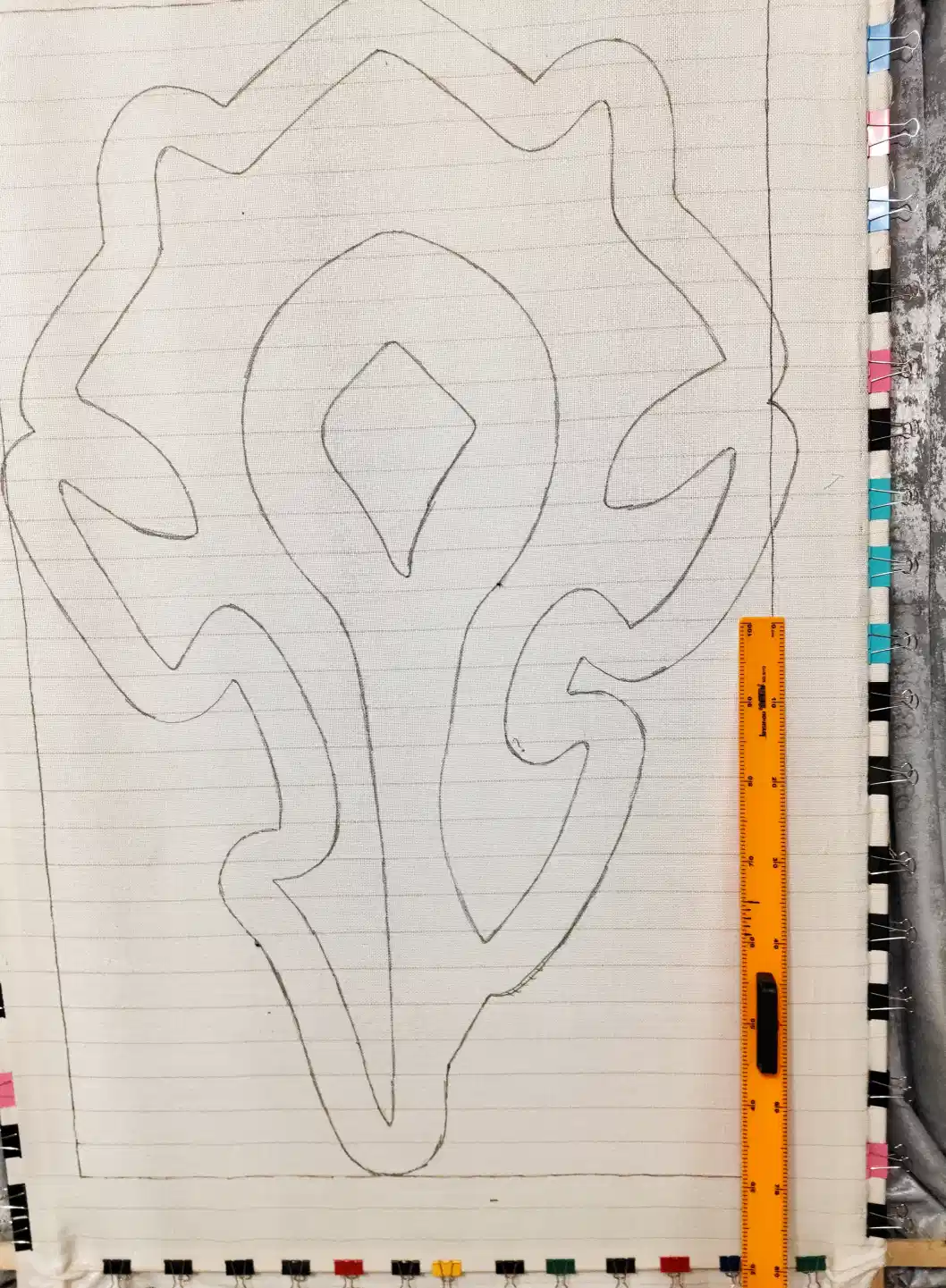 Фото этапа "Отрисовка макета на ткани" для ковра: Тафтинговый ковер World of Warcraft (Орда) — ручная работа для геймерского интерьера