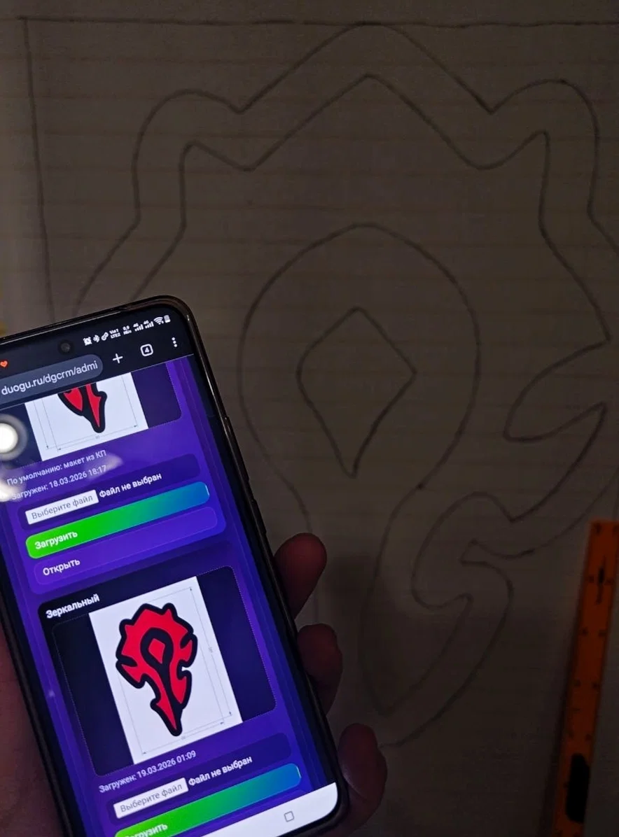 Фото этапа "Отрисовка макета на ткани" для ковра: Тафтинговый ковер World of Warcraft (Орда) — ручная работа для геймерского интерьера