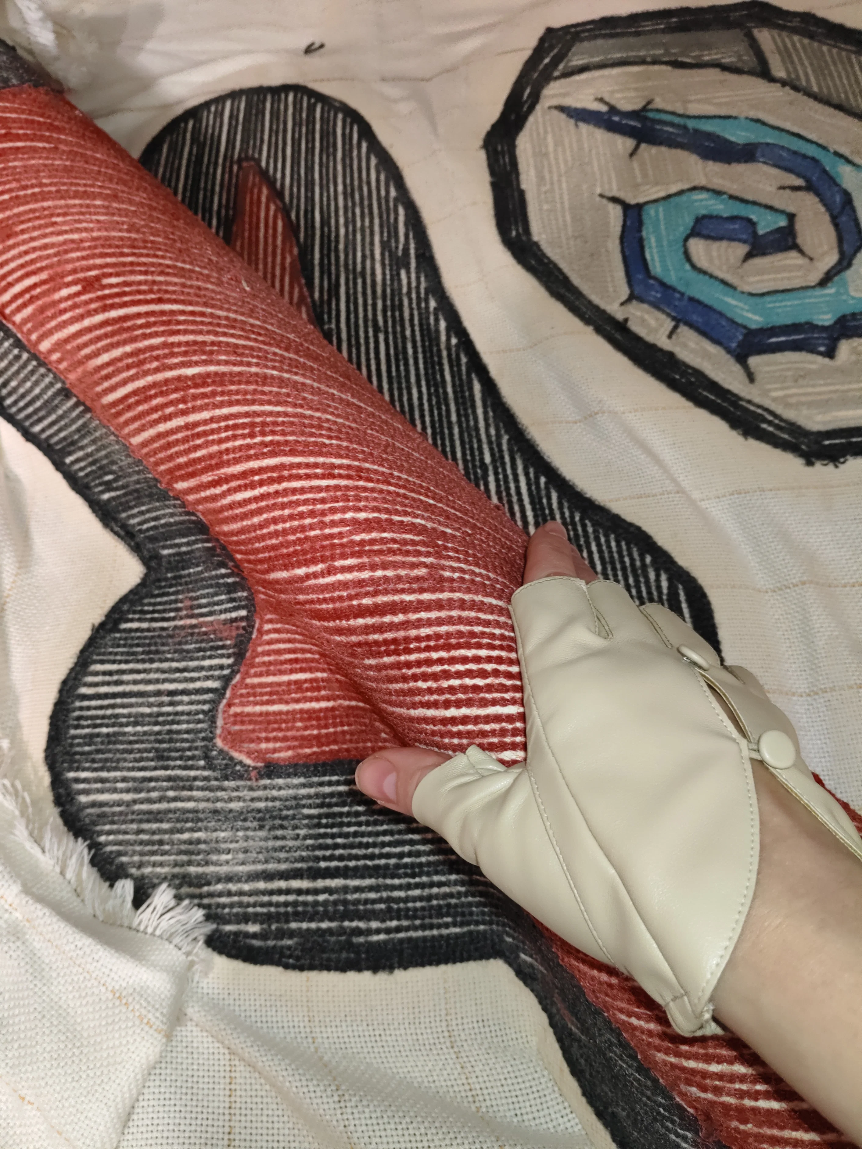 Фото этапа "Проклейка ворса" для ковра: Тафтинговый ковер World of Warcraft (Орда) — ручная работа для геймерского интерьера