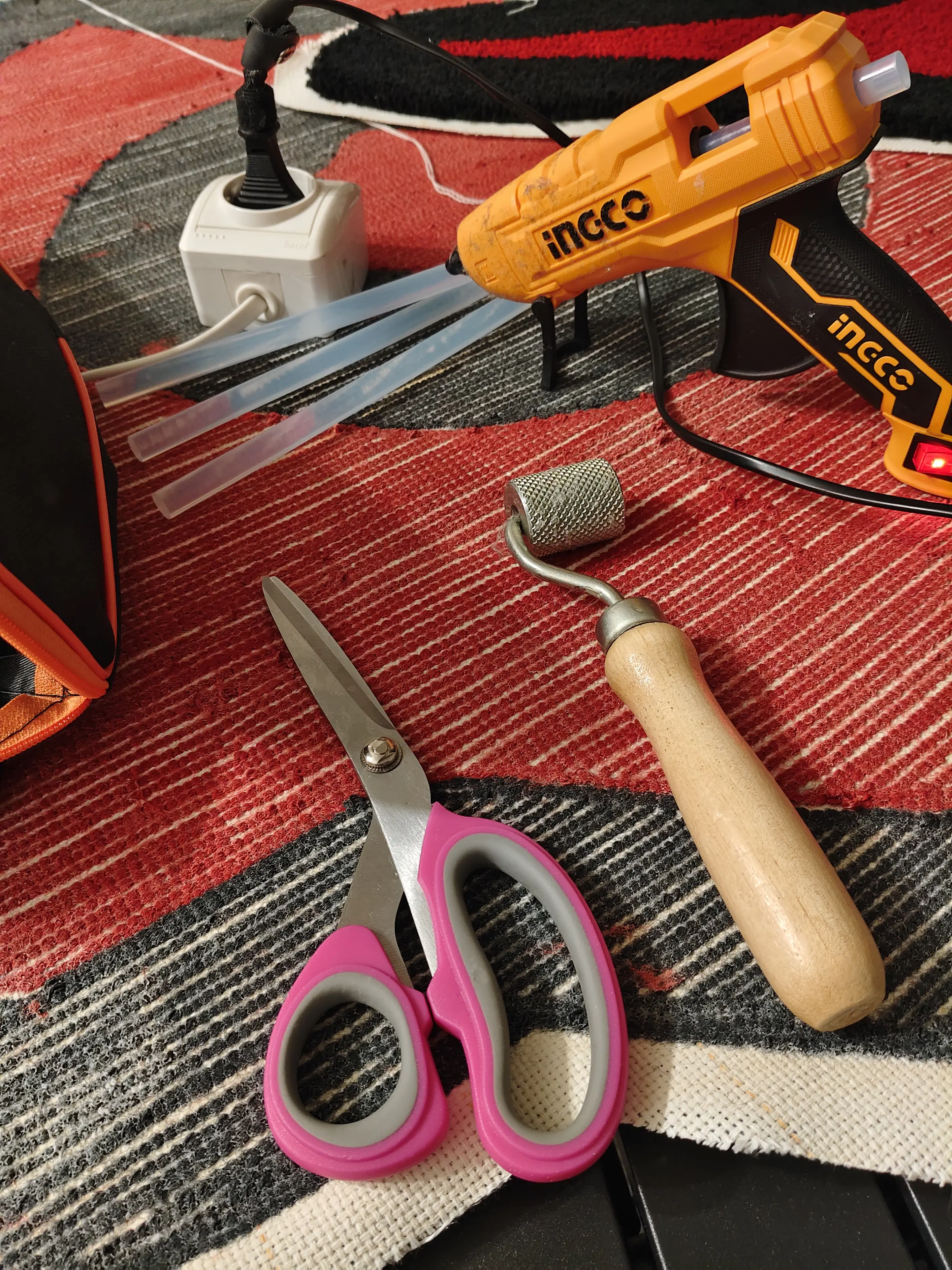 Фото этапа "Обработка задника" для ковра: Тафтинговый ковер World of Warcraft (Орда) — ручная работа для геймерского интерьера