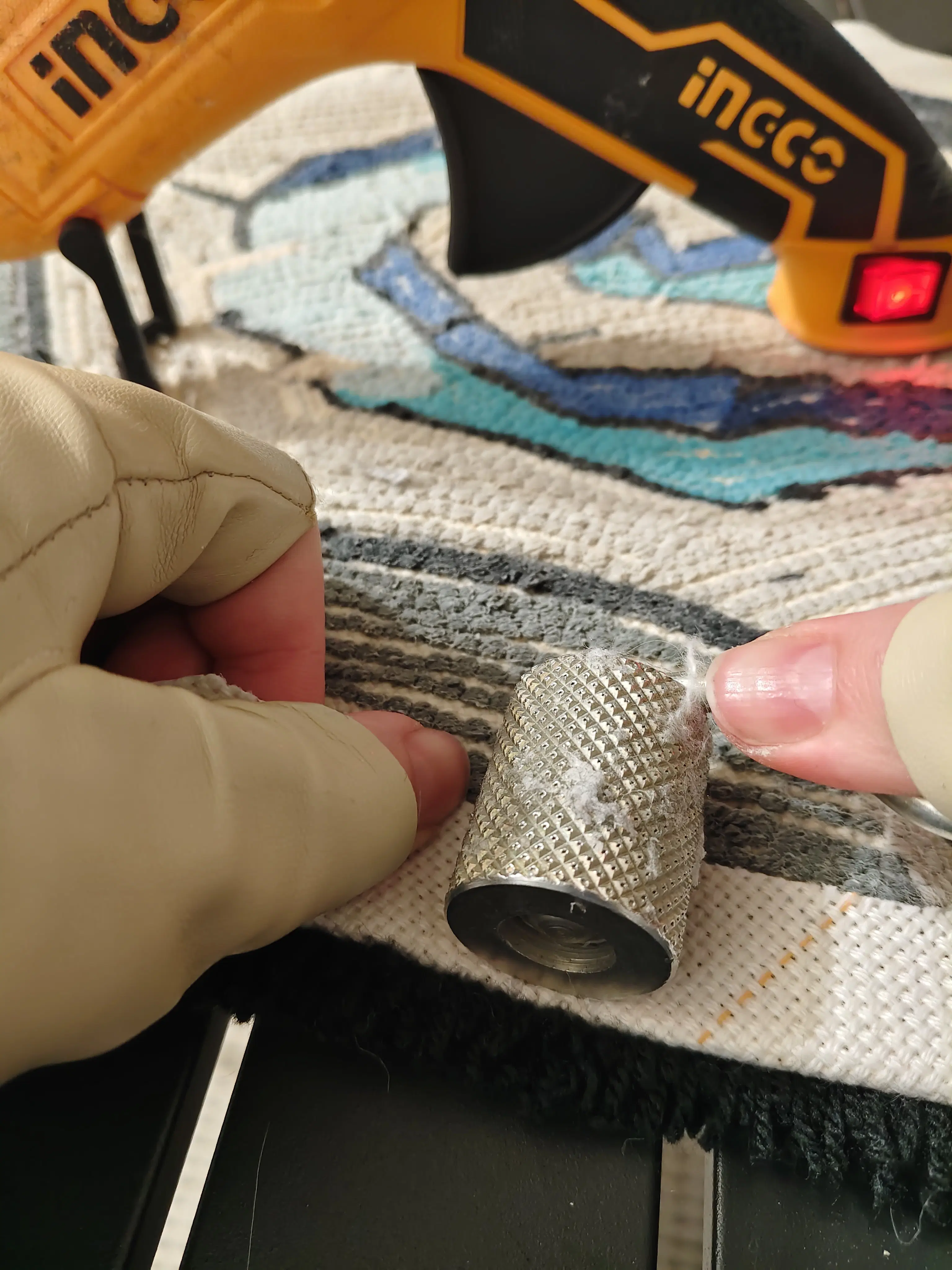 Фото этапа "Обработка задника" для ковра: Настенный тафтинговый ковер с камнем телепортации — ручная работа