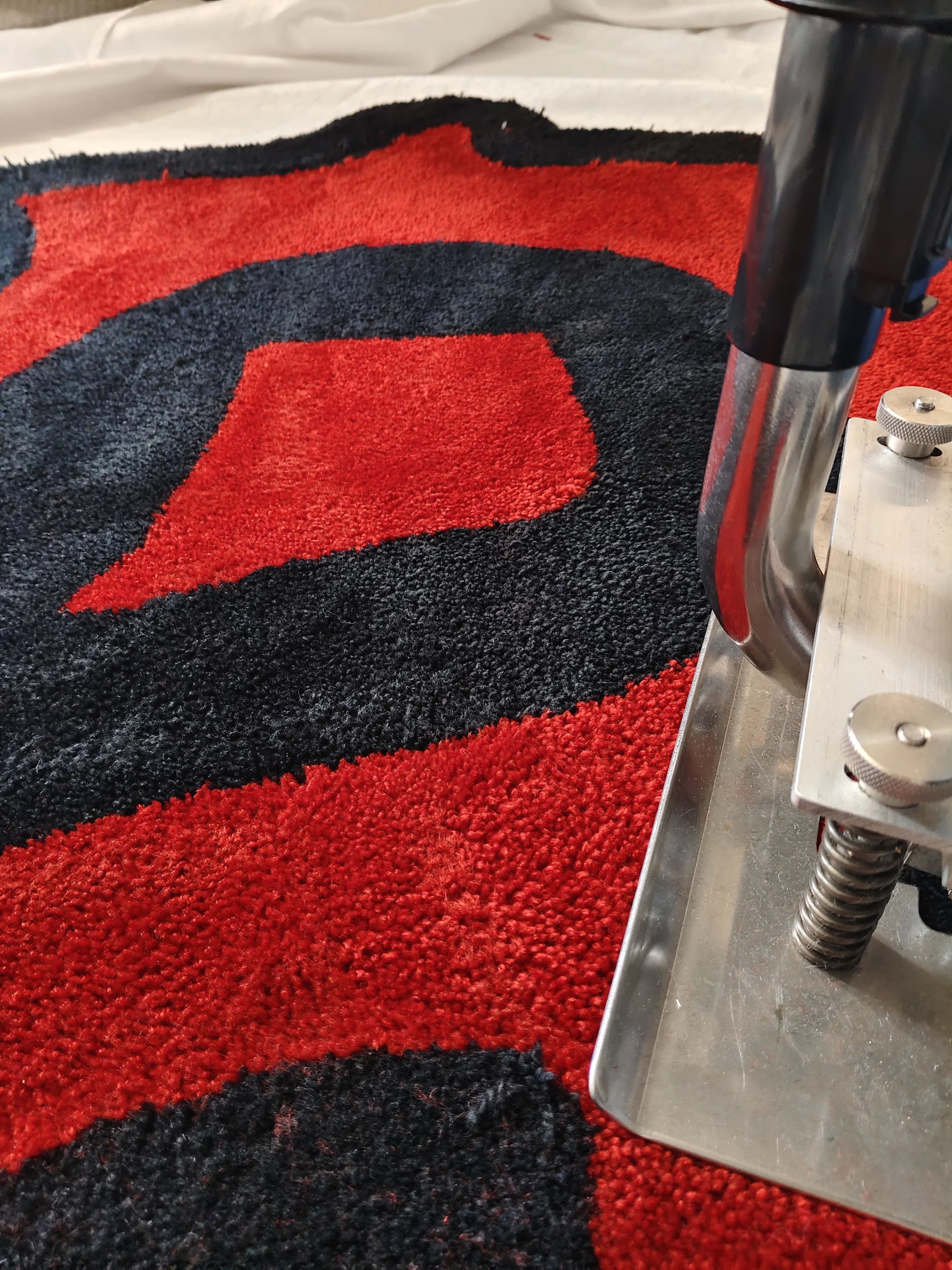 Фото этапа "Стрижка ворса" для ковра: Тафтинговый ковер World of Warcraft (Орда) — ручная работа для геймерского интерьера