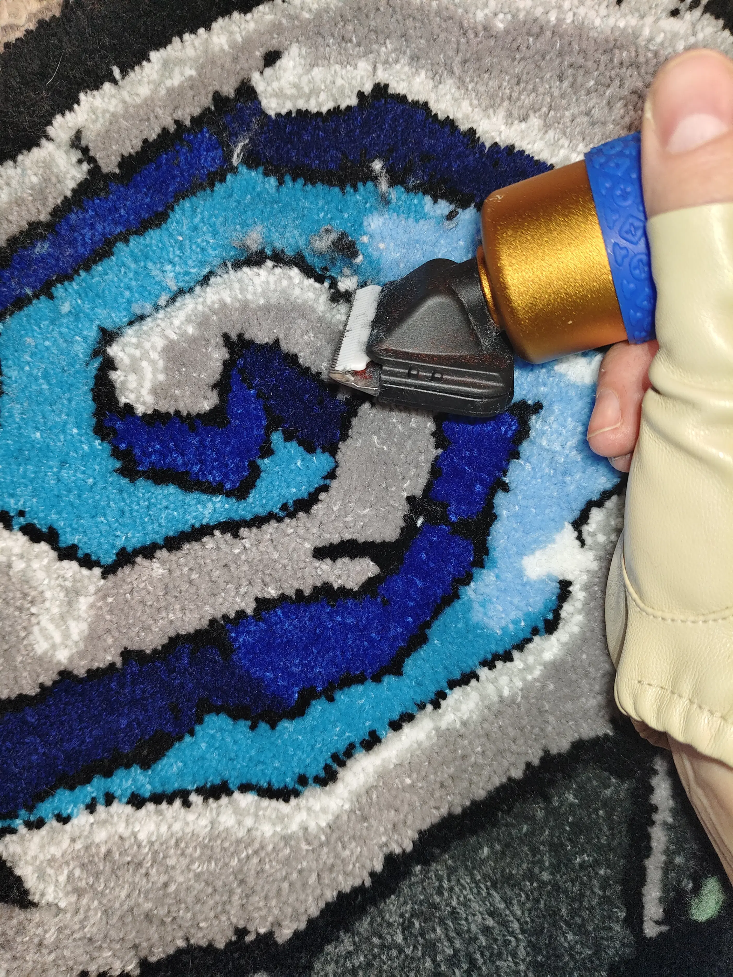 Фото этапа "Стрижка ворса" для ковра: Настенный тафтинговый ковер с камнем телепортации — ручная работа