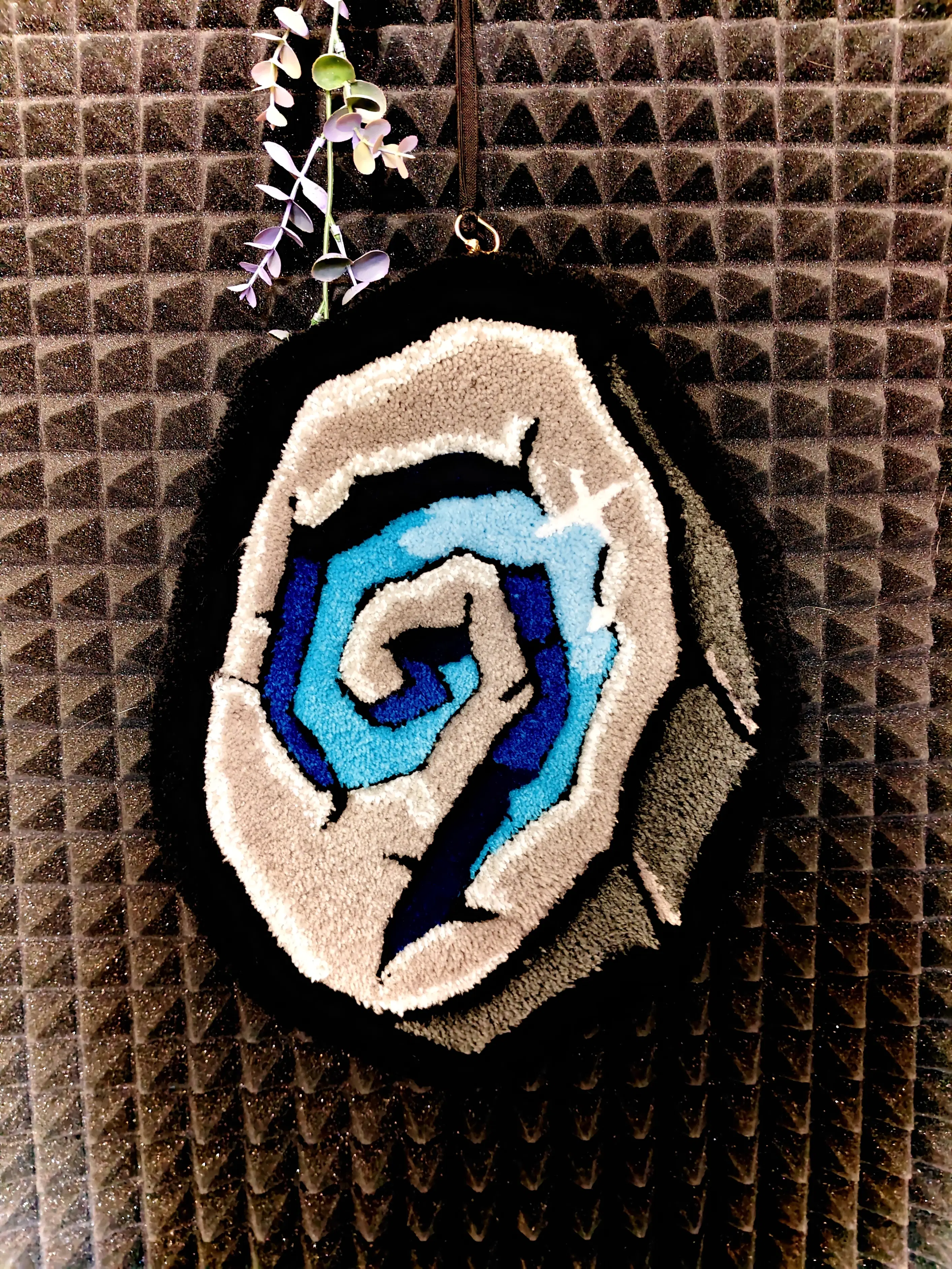 Фото этапа "Итоговый отчет" для ковра: Настенный тафтинговый ковер с камнем телепортации — ручная работа