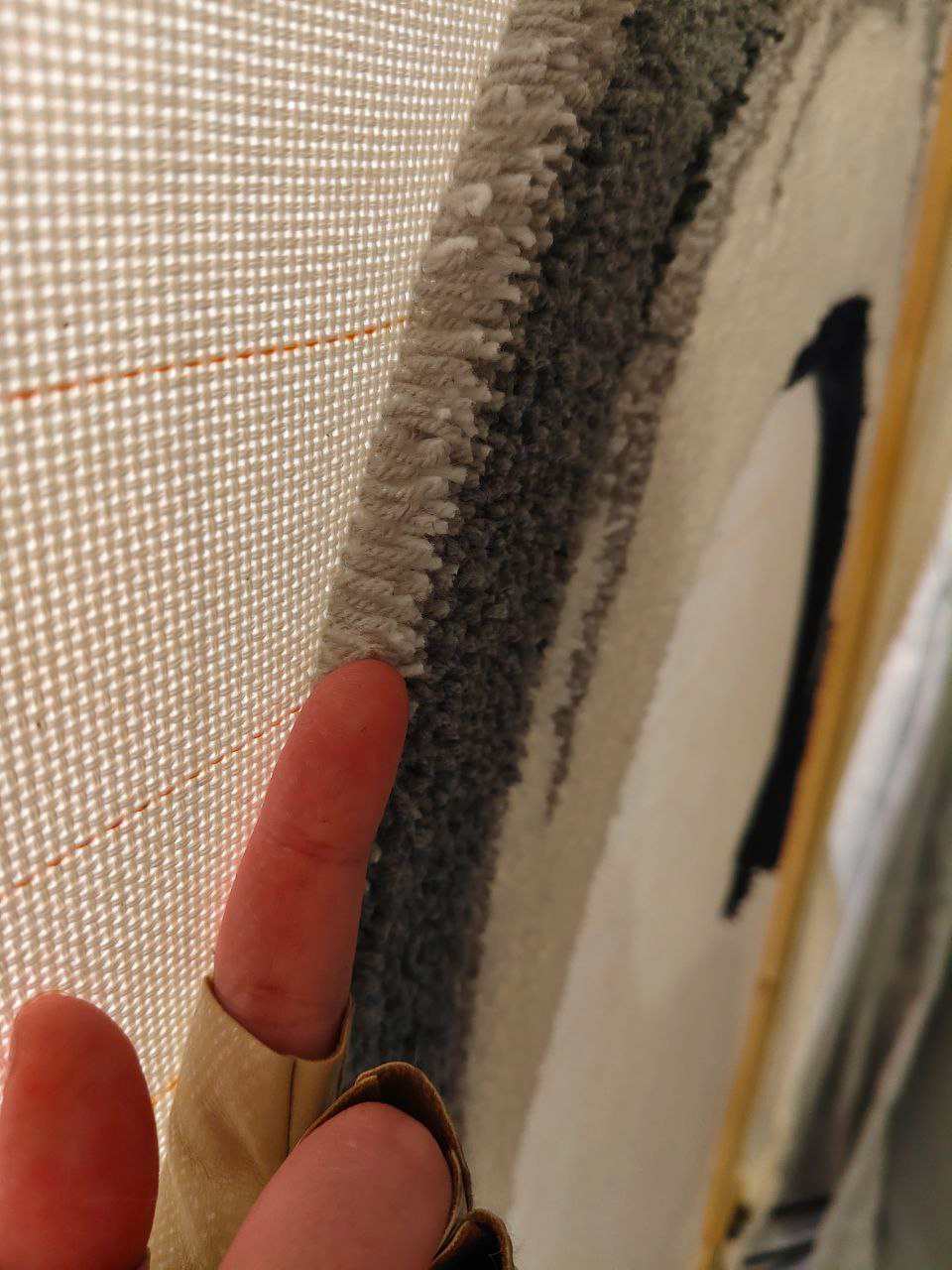 Фото этапа "Тестовая забивка ворса" для ковра: Тафтинговый ковер ручной работы по индивидуальному эскизу