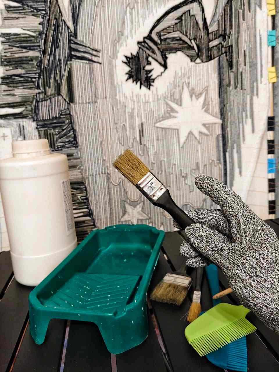 Фото этапа "Обработка задника" для ковра: Тафтинговый ковер ручной работы по индивидуальному эскизу