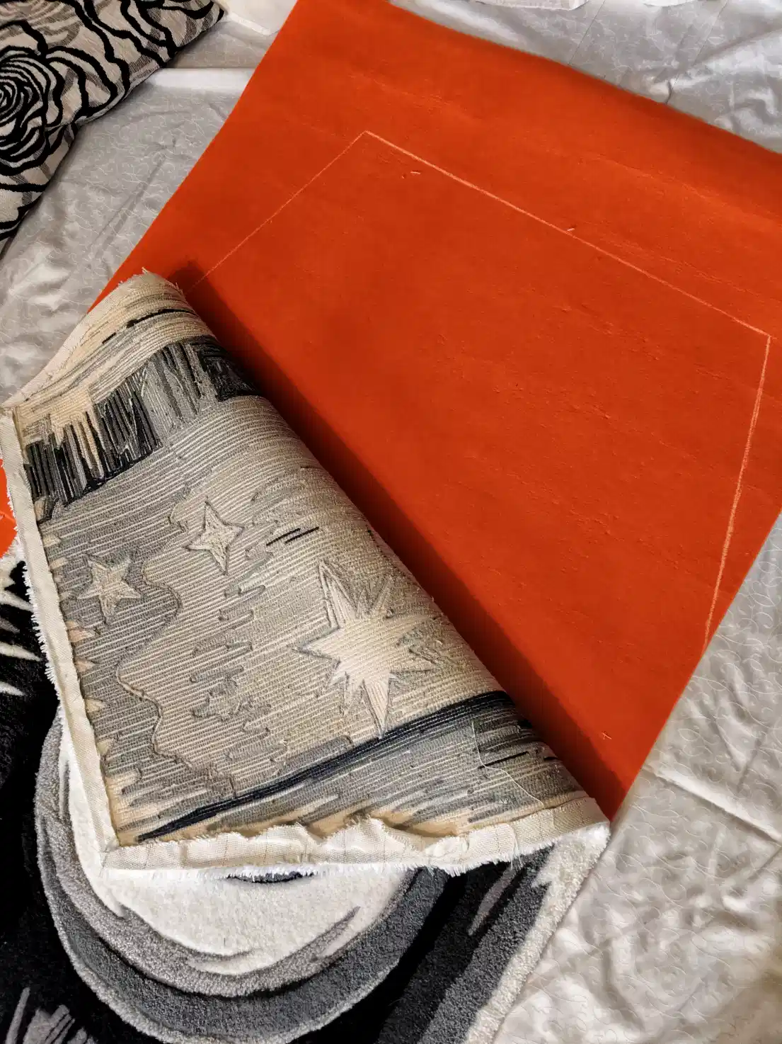 Фото этапа "Обработка задника" для ковра: Тафтинговый ковер ручной работы по индивидуальному эскизу