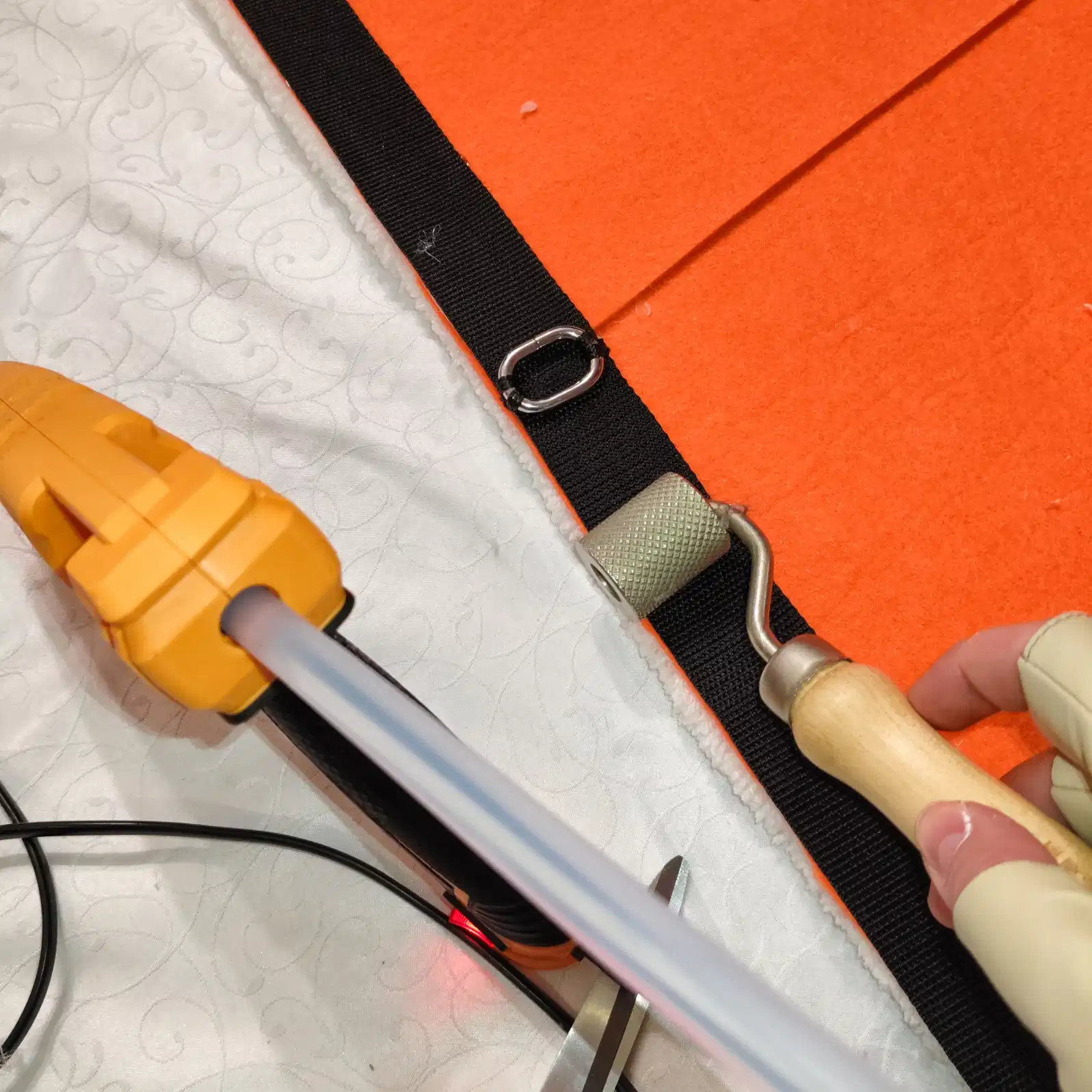 Фото этапа "Обработка задника" для ковра: Тафтинговый ковер ручной работы по индивидуальному эскизу