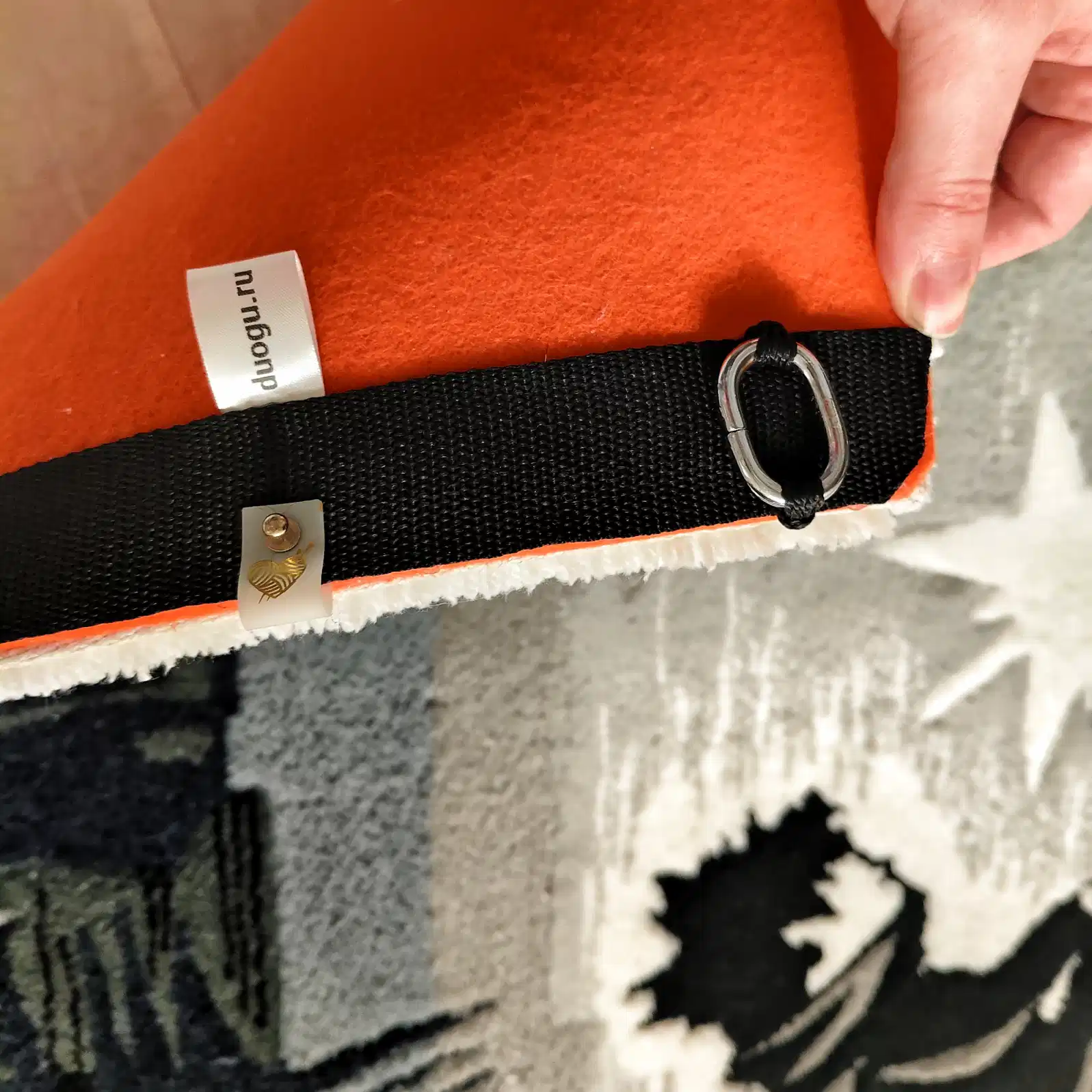 Фото этапа "Обработка задника" для ковра: Тафтинговый ковер ручной работы по индивидуальному эскизу