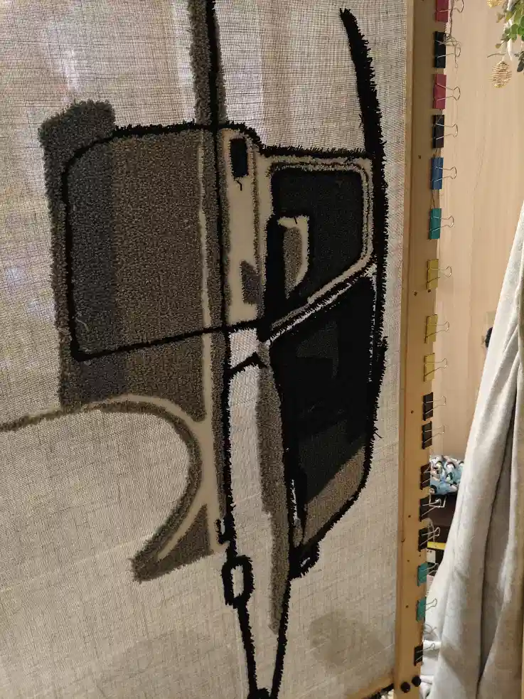 Фото этапа "Забивка ворсом" для ковра: Тафтинговый ковёр с машиной Лада Нива — процесс изготовления ковра ручной работы