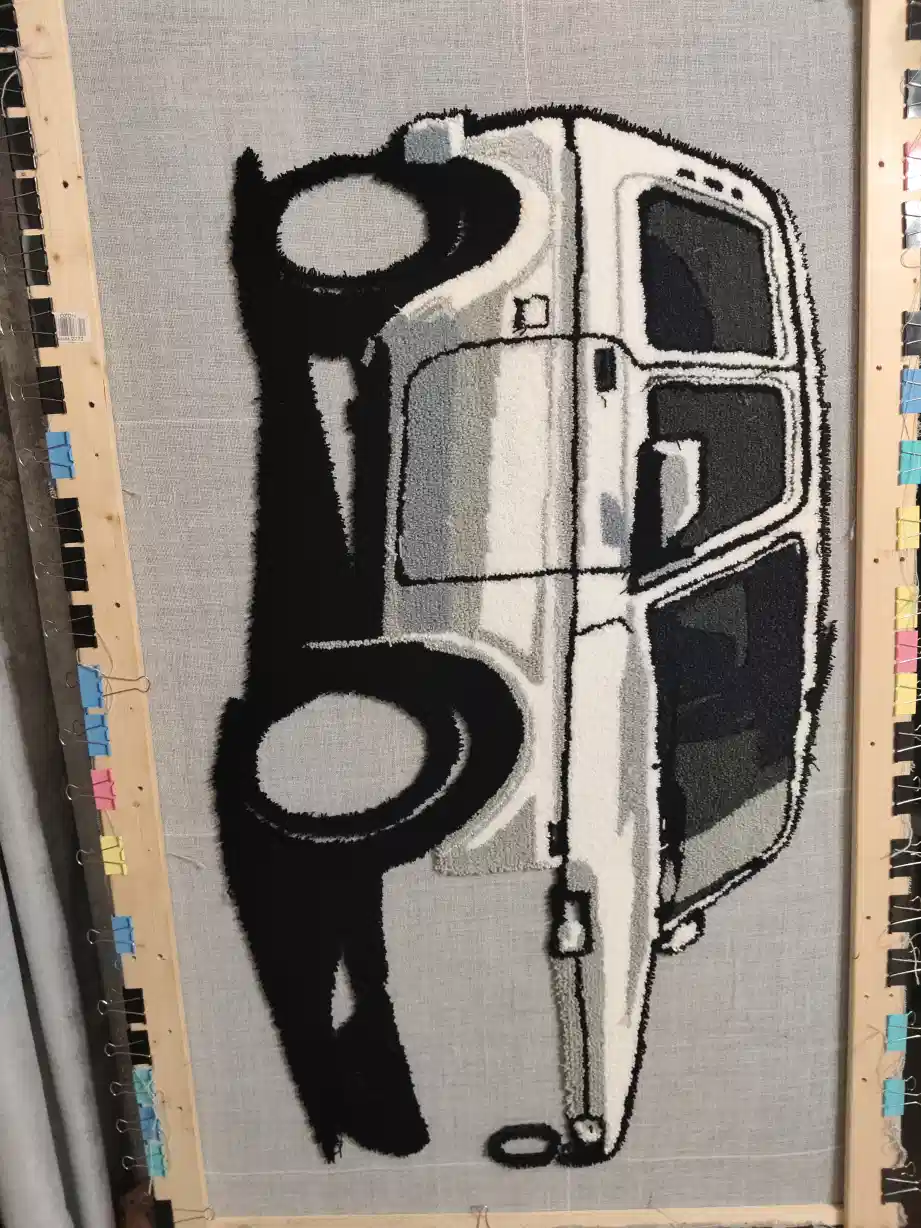 Фото этапа "Забивка ворсом" для ковра: Тафтинговый ковёр с машиной Лада Нива — процесс изготовления ковра ручной работы