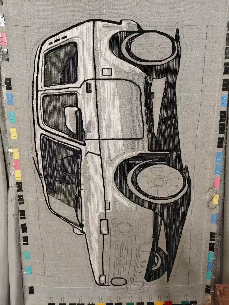 Фото этапа "Забивка ворсом" для ковра: Тафтинговый ковёр с машиной Лада Нива — процесс изготовления ковра ручной работы