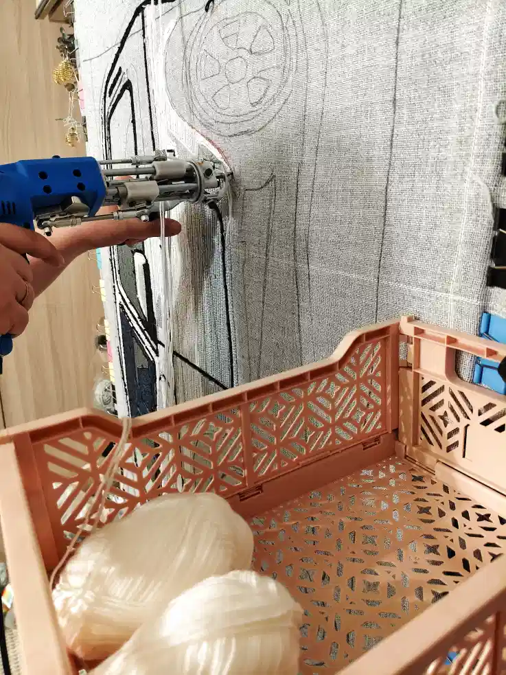 Фото этапа "Забивка ворсом" для ковра: Тафтинговый ковёр с машиной Лада Нива — процесс изготовления ковра ручной работы