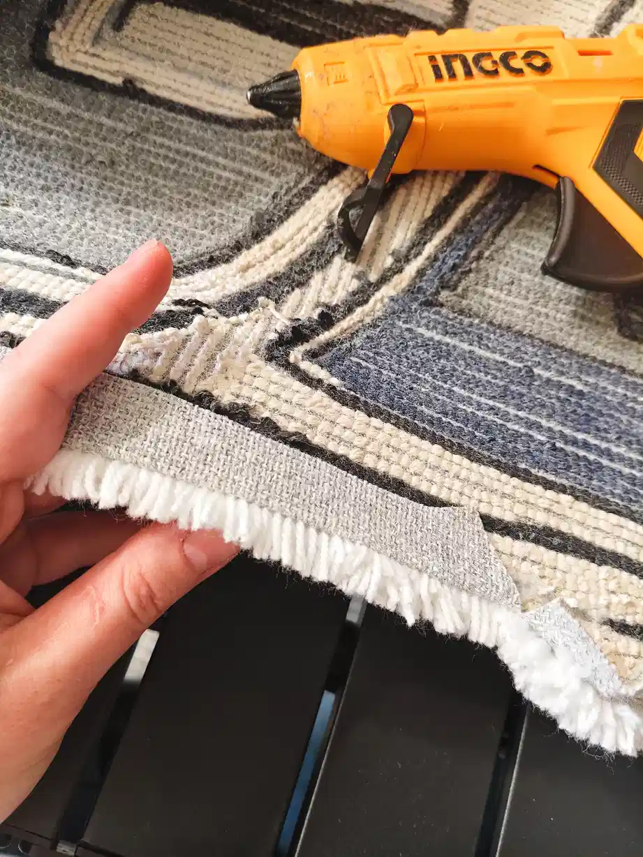 Фото этапа "Обработка задника" для ковра: Тафтинговый ковёр с машиной Лада Нива — процесс изготовления ковра ручной работы