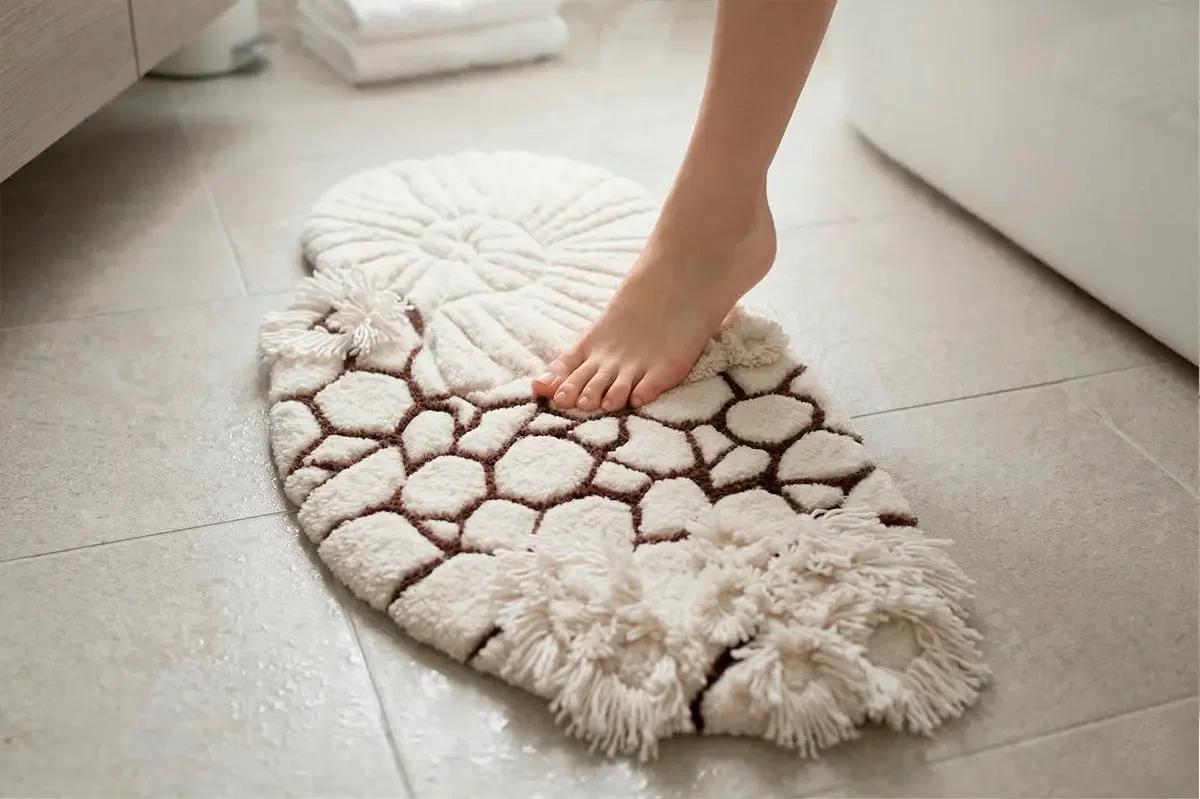 Фото этапа "Результат работы" для ковра: Тафтинг ковёр для ванной с 3D рельефом камней и раковины — изготовление ковров на заказ