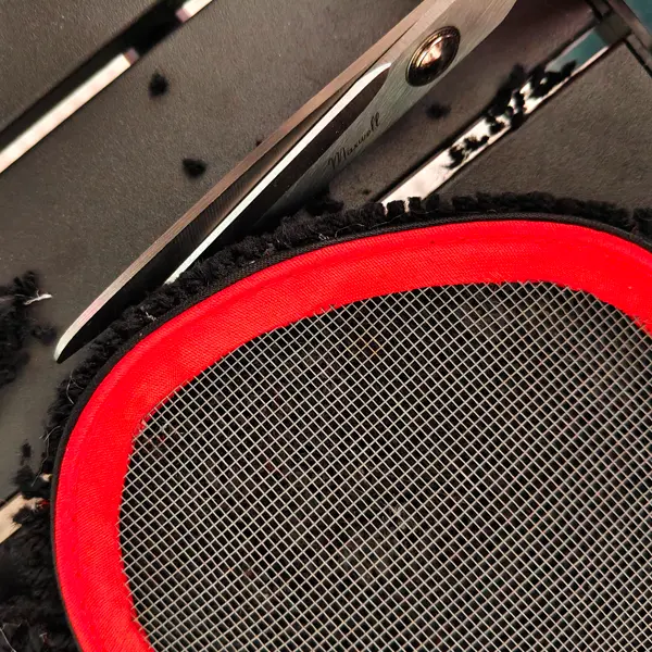 выравнивание краёв ворсового ковра в автомобиль