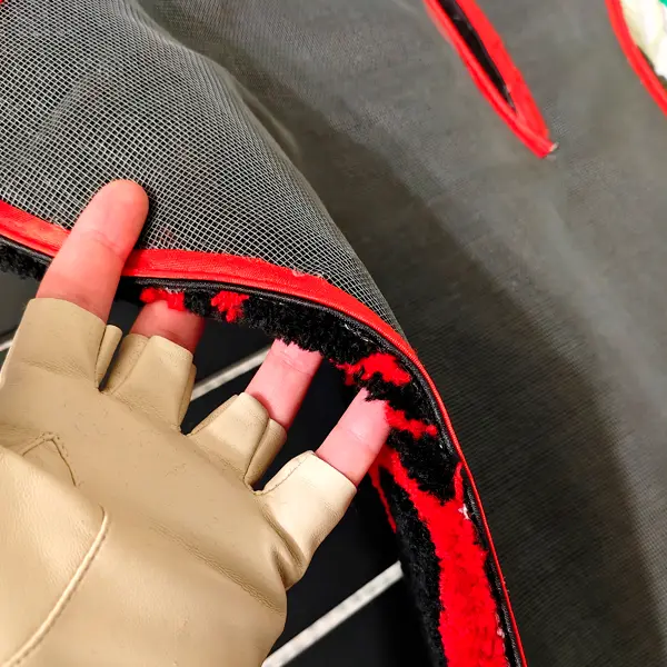 Индивидуальный ковёр в автомобиль с контрастным рисунком